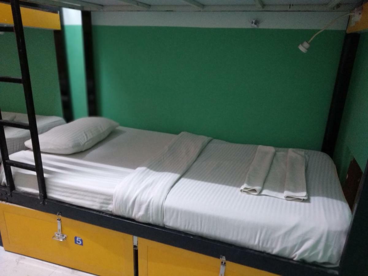 Bunk Hostel Delhi Neu-Delhi Exterior foto